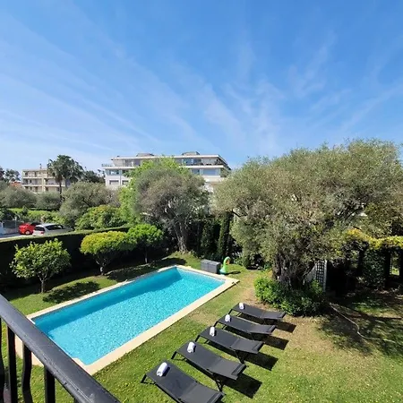 Les Pins : De Charme Avec Piscine 度假居 *